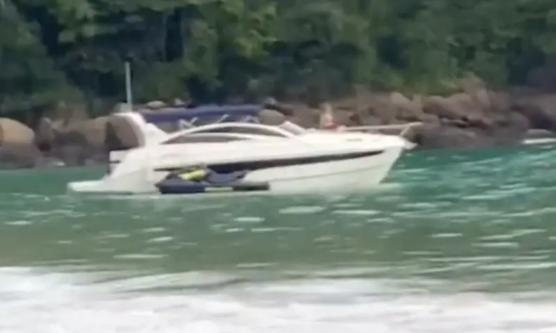 Lancha e Jet Parados em Lopes Mendes